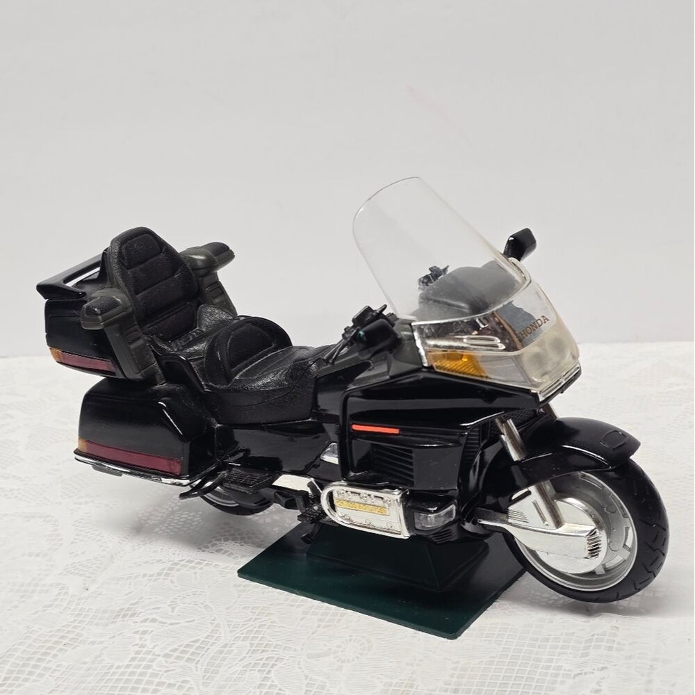 New-Ray VTG 1996 Honda 1:12 Honda Goldwing 1500 Plastic Model Painted Black